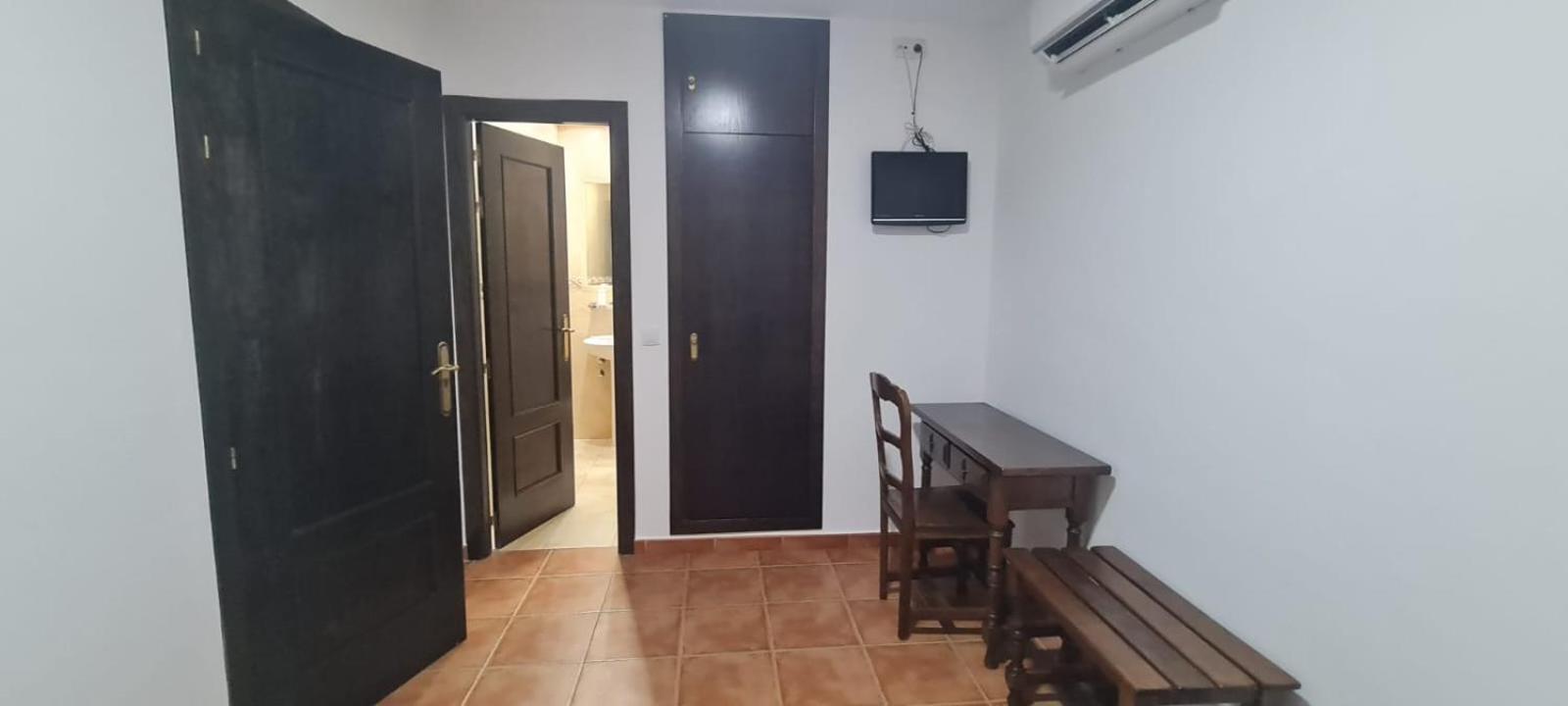 Hostal La Roda Villaluenga Buitenkant foto